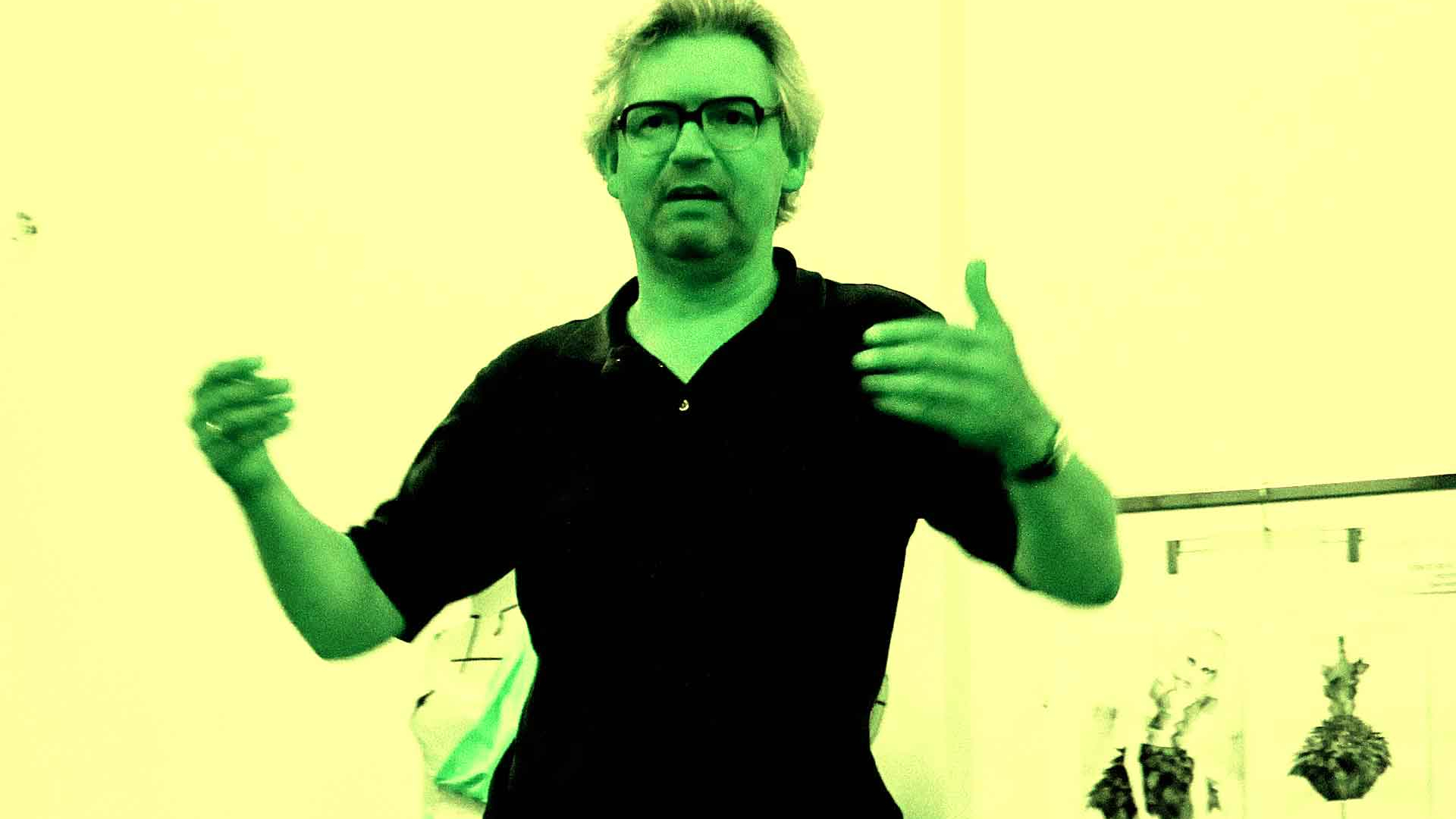 Prof. Dr. Thomas Friedrich bei einem Ateliergespräch am 17. Juni 2010 im Atelier von Wolfgang Beinert in Berlin.