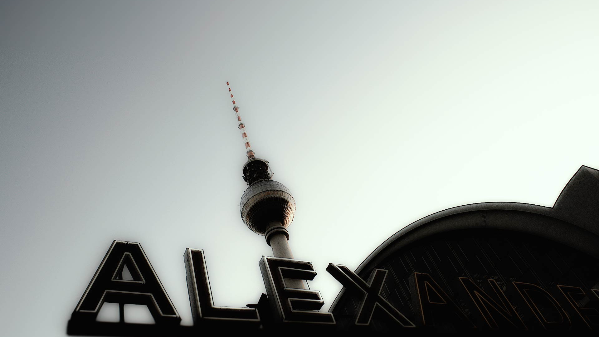 Berlin Alexanderplatz mit Blick auf den Fernsehturm. © 2008 Wolfgang Beinert, Berlin.