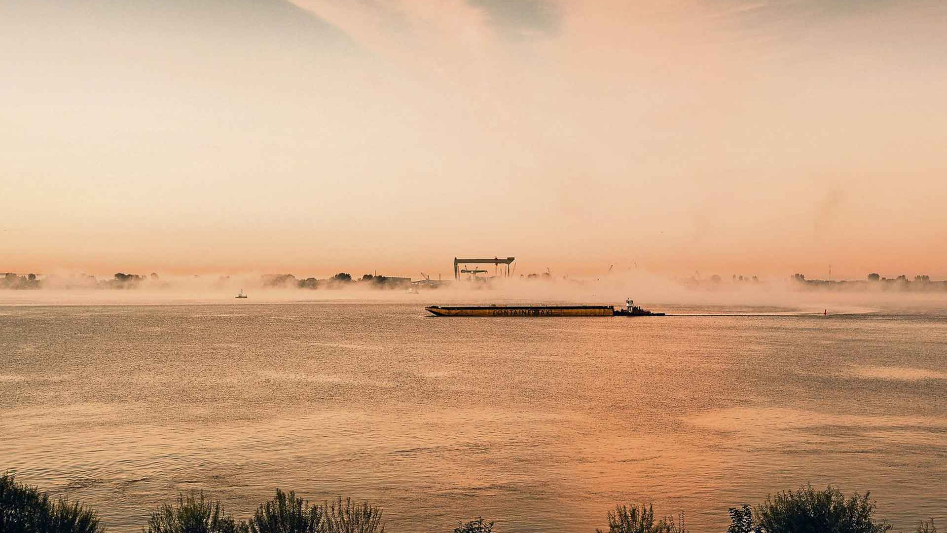 So nah und doch so fern: Hamburg-Süd, ein Blick aus Jo Röttgers Fenster. Fotos: © Jo Röttger, Fotograf, Hamburg.