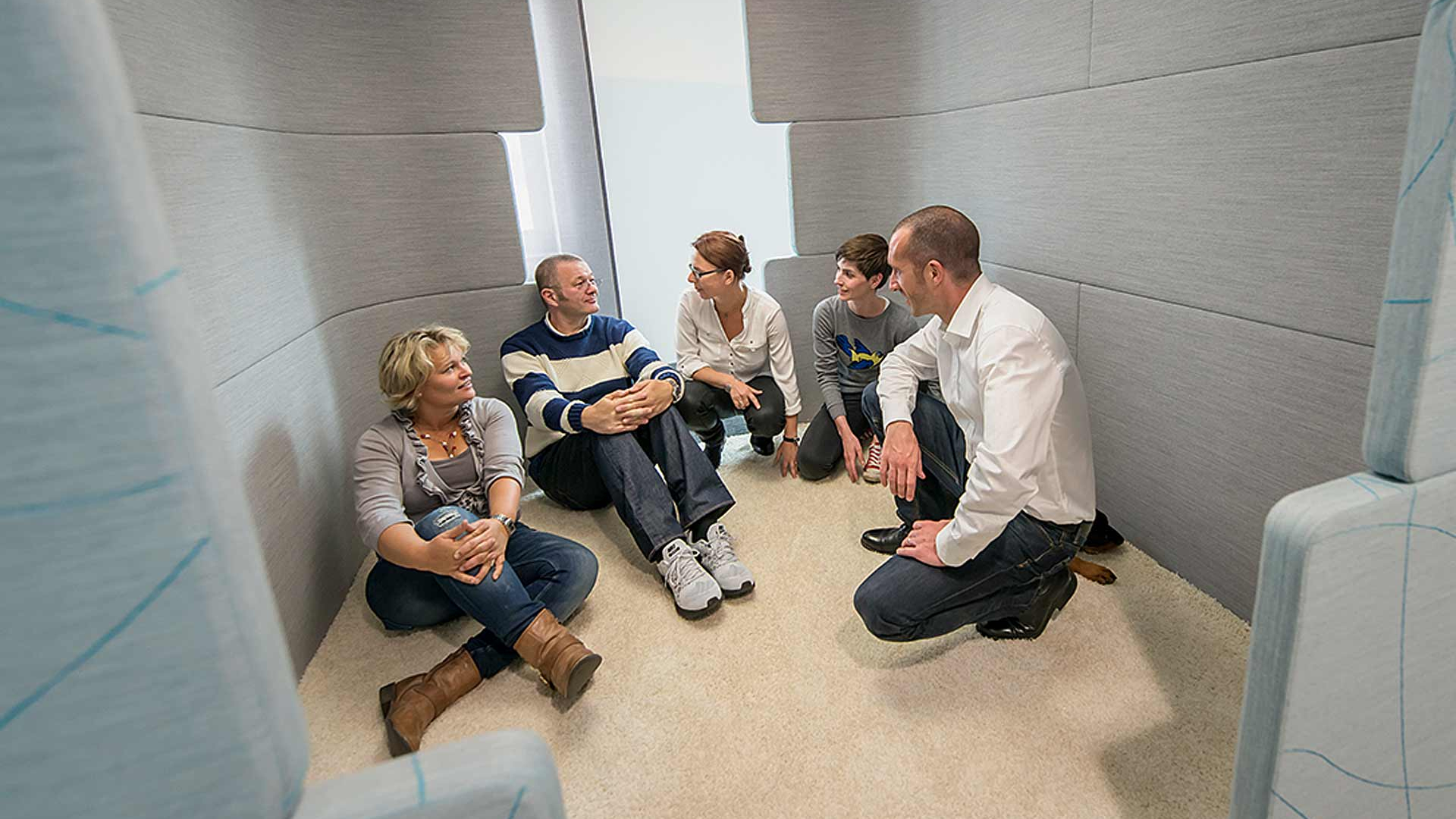 Sabine Reister, Wolfgang Beinert, Victroia Ringleb, Franziska Walther und Nicolas Uphaus bei der Gesprächsrunde »Design ist Aufmerksamkeit« am 21. August 2014 in Hamburg an der Großen Elbstraße. © Foto: Heiko Preller.