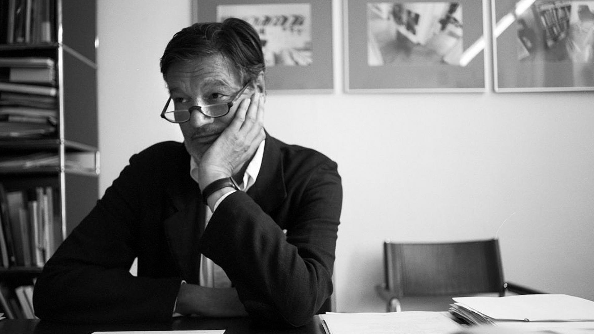 Rolf Müller am 6.8.2001 im Büro Rolf Müller in der Maximilianstraße 31 in München. Foto: Andreas Bohnenstengel. Weitere Fotos im Archiv von A. Bohnenstengel unter www.andreasbohnenstengelfotograf.de/rolf-mueller/