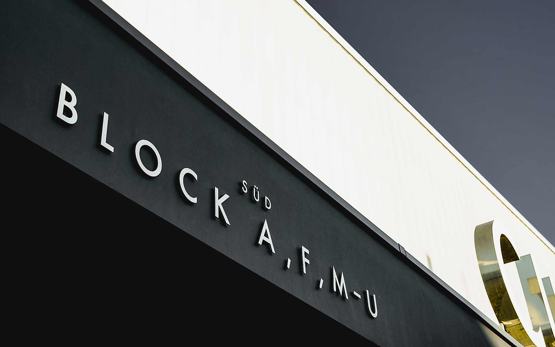 Typografie und Beschriftung des Curt-Frenzel-Stadions in Augsburg.