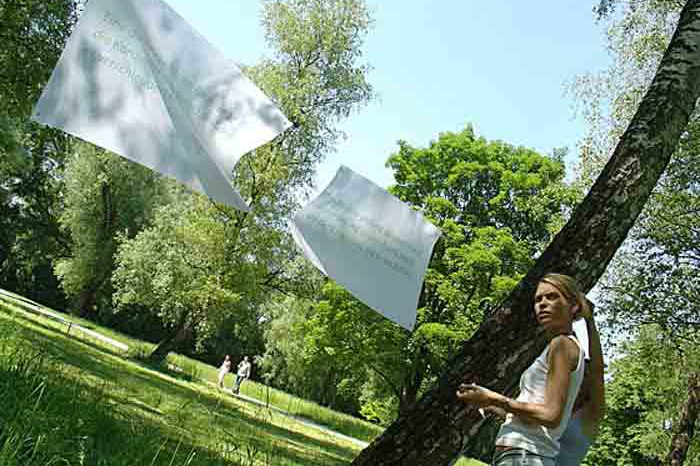 Hochschule München, Designcenter München, Projektzentrum für Design und Fotografie, Megaposter »Spacegirl«, 2005–2006.Designcenter München, Projektzentrum für Design und Fotografie, Typo-Installation mit Texten von Gertrud Höhler, 2005–2006.