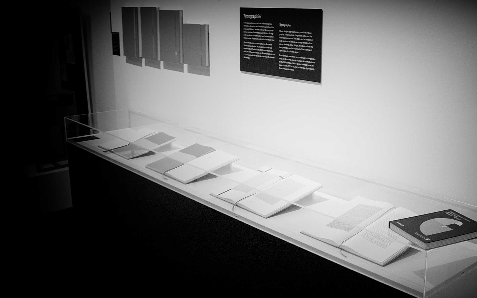 Museum für Kommunikation, Buchsatzspiegel nach dem Goldenen Schnitt, Ausstellung »Göttlich Golden Genial. Weltformel Goldener Schnitt?« vom 9.9.2016 bis 26.2.2017.
