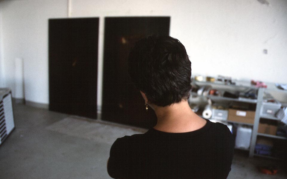 Dominique Neuenschwander, Fotoportrait (2) von der Kunstmalerin Dominique Neuenschwander in ihrem Atelier bei Bern in der Schweiz.