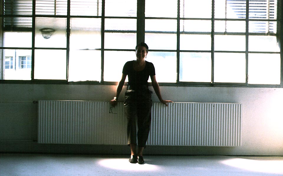 Dominique Neuenschwander, Fotoportrait (4) von der Kunstmalerin Dominique Neuenschwander in ihrem Atelier bei Bern in der Schweiz.