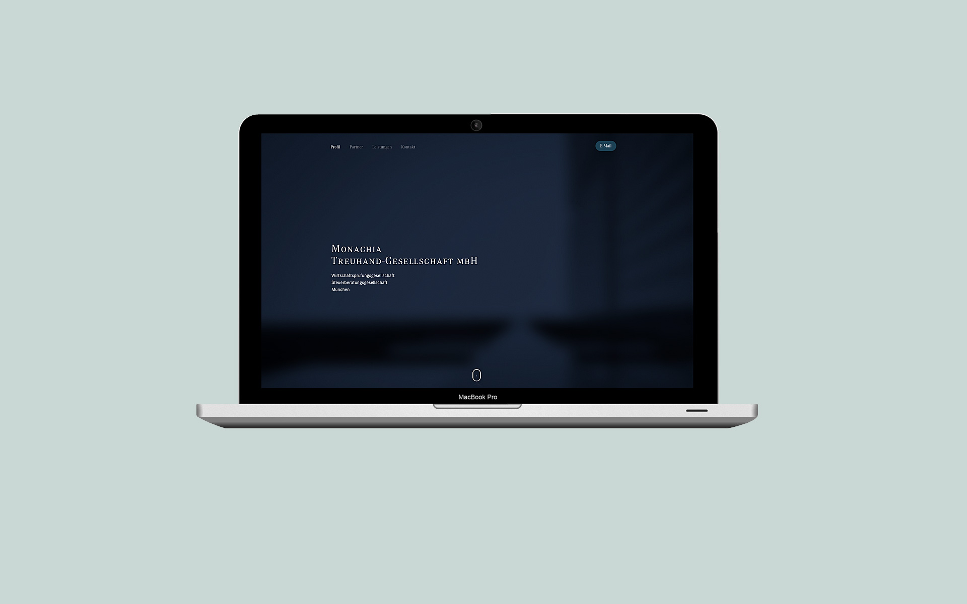Monachia Treuhand Wirtschaftsprüfungsgesellschaft, Responsive One-Page-Website (MacBook).