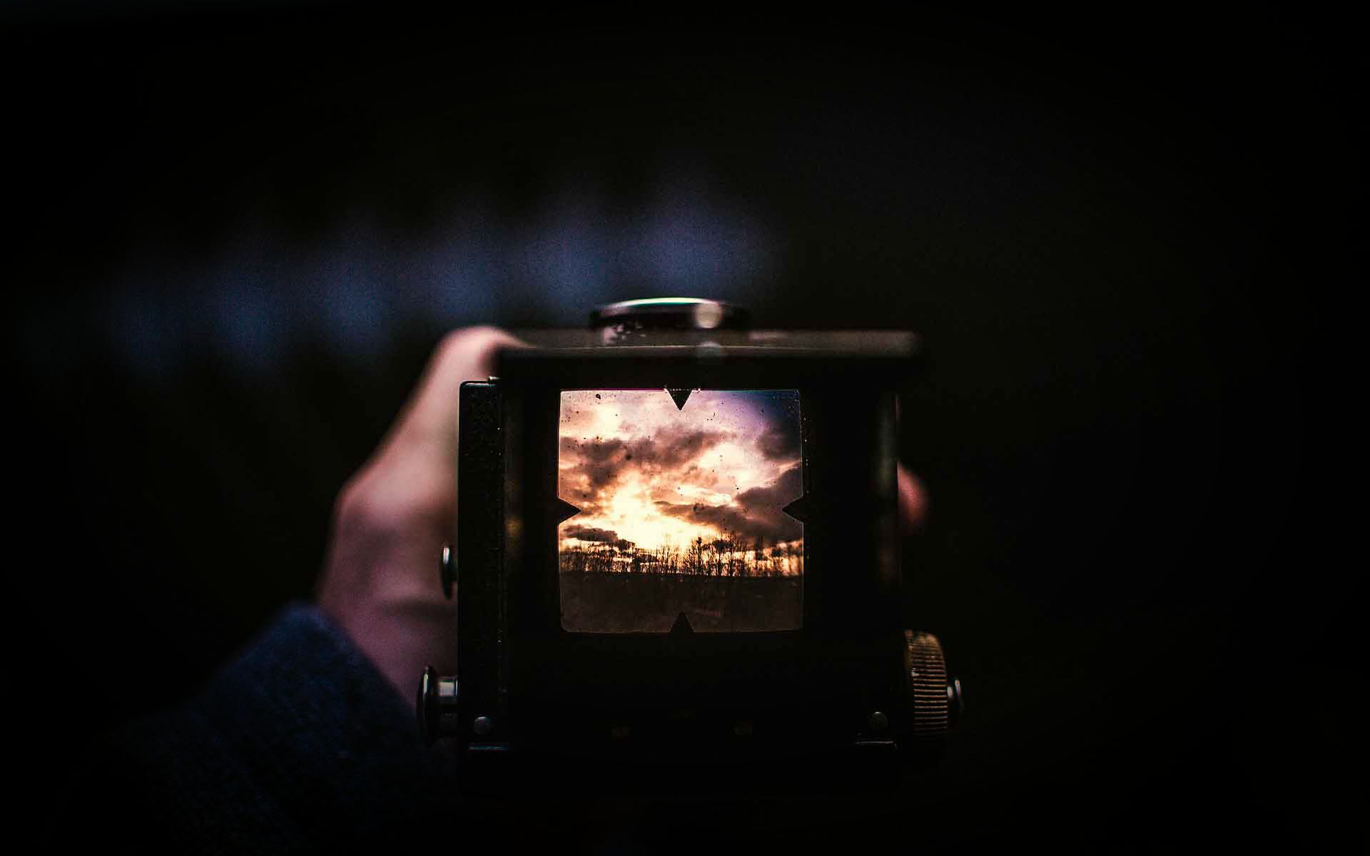 Neben der digitalen Fotografie werden analoge, antike Kameras für besondere künstlerische Effekte eingesetzt.