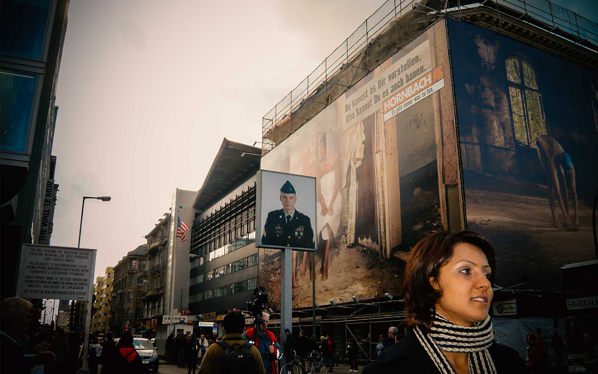 Der Checkpoint Charlie war einer der Berliner Grenzübergänge durch die Berliner Mauer zwischen 1961 und 1990. Er verband in der Friedrichstraße den sowjetischen mit dem amerikanischen Sektor und damit den Ost-Berliner Bezirk Mitte mit dem West-Berliner Bezirk Kreuzberg. © Foto: Wolfgang Beinert, Berlin.