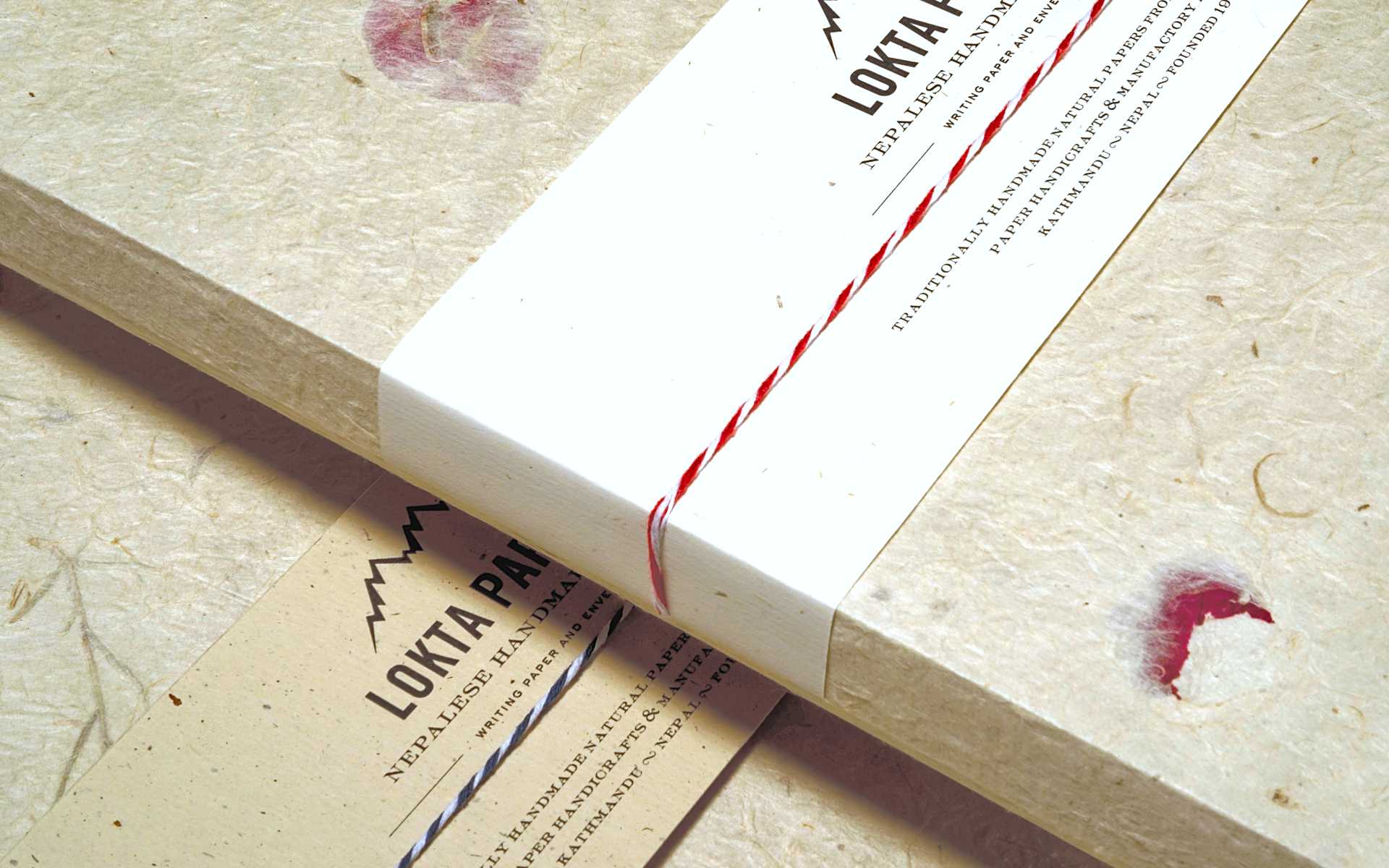 Abbildung zweier unterschiedlicher Aufbewahrungsboxen aus handgeschöpftem Lokta-Papier.